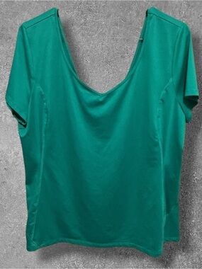 🌺MTA SPORTS KELLY GREEN V NECK TOP